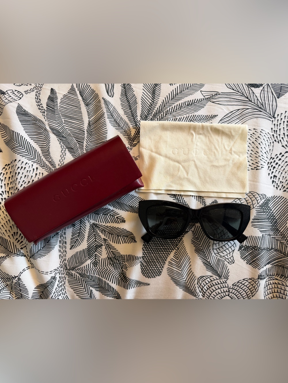 Gucci Black Thick Square Cat Eye Sunglasses GG1844SA w/ Case & Cloth